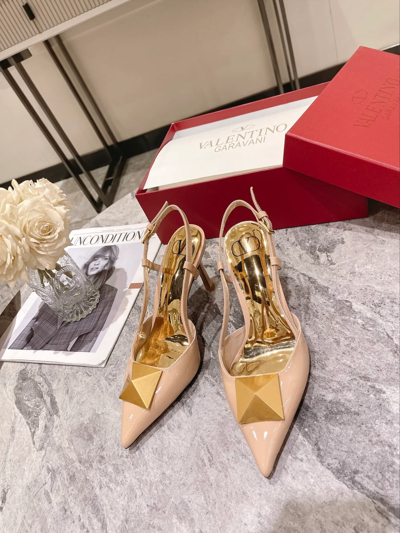 👟👟Ex-factory price 400👟👟 Genuine leather sole +40 Valentino Valentino spring and summer new rivet shoes are new☑️ —————————————— The latest golden big rivet element is full of high-end sense! Extremely fashionable Heel height: 9.5cm Upper: Matt sheepskin Lining: Sheepskin lining Outsole: Italian genuine leather outsole, rubber sole optional Color: Two styles and 8 colors available Code number: 34-41 (34 and 42 customized are not returnable)